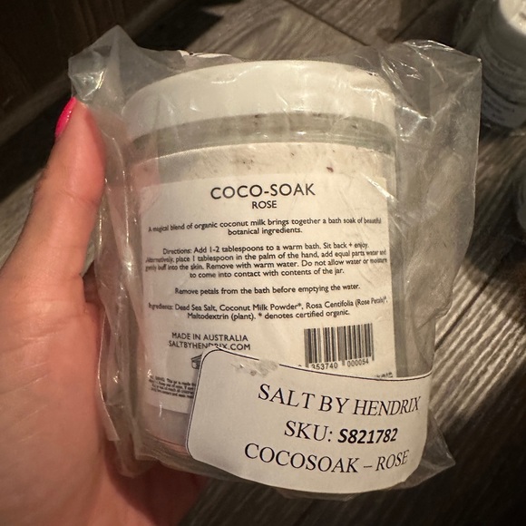 Salt by Hendrix Coco-soak rose bath salt - Picture 6 of 6